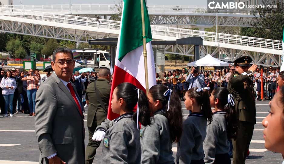 Encabeza Sergio Salomón ceremonia conmemorativa al Día de la Bandera