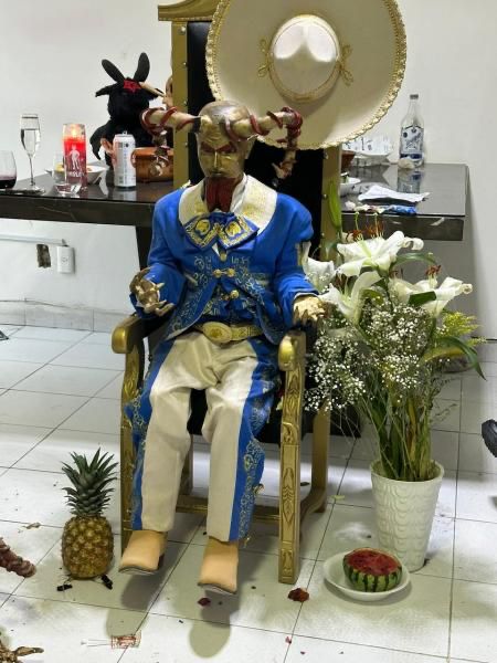 Hallan otro altar de demonio vestido de charro en la Gustavo Madero (FOTOS)