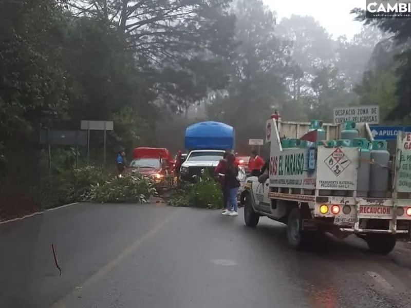 Suma más de 12 horas el bloqueo de la carretera Zacapoaxtla-Cuetzalan