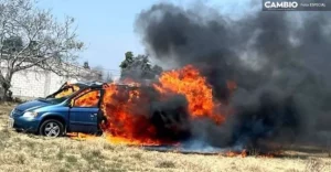 Justicieros incendian camioneta de delincuentes tras asaltar zapatería en Cholula
