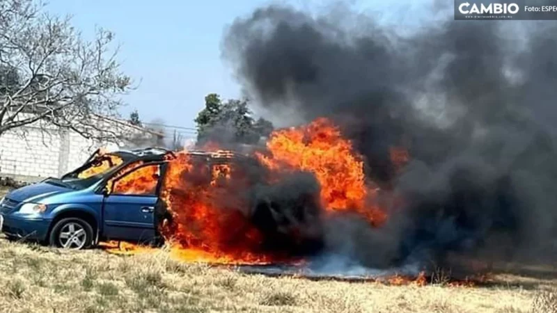 Justicieros incendian camioneta de delincuentes tras asaltar zapatería en Cholula