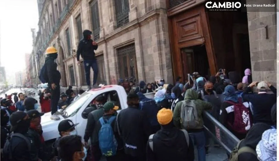 Inicia FGR investigaciones contra manifestantes que derrumbaron puerta de Palacio Nacional