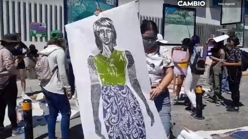 Colectivo "Como iba vestida" coloca ilustraciones de mujeres con falda y vestido frente a la FGE (VIDEO)