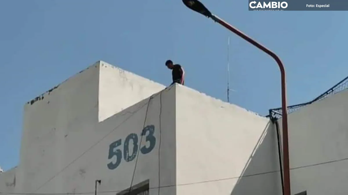 Joven drogado intenta lanzarse de edificio en Tehuacán
