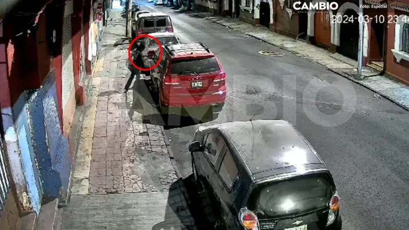 ¡En segundos! Así roba autopartes ladrón solitario en El Carmen (VIDEO)