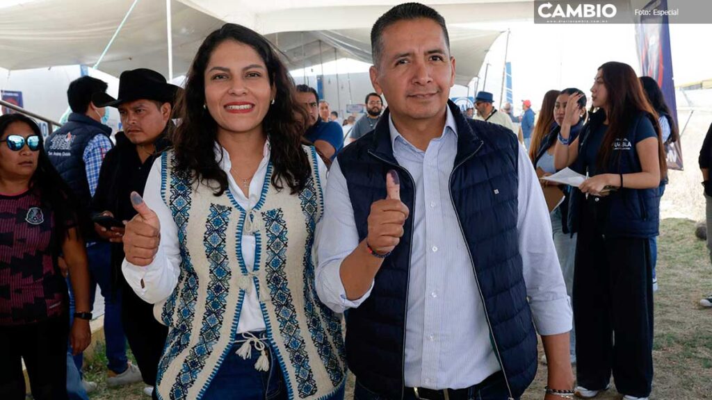 Lupita Cuautle y su esposo, el alcalde de San Andrés Cholula, Edmundo Tlatehui.