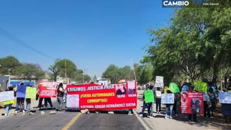 Familiares de los hermanos motociclistas embestidos se manifiestan en la Cuacnopalan-Oaxaca