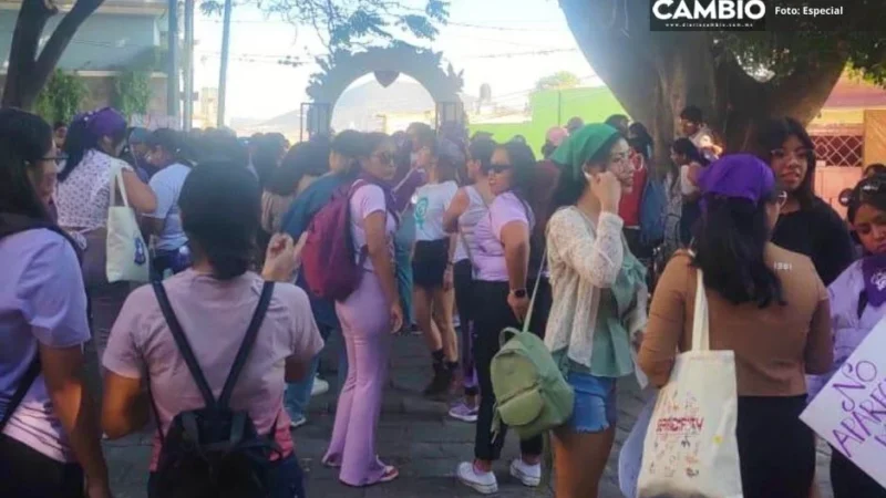 ¡Se tiñe de púrpura! Mujeres marchan por el 8M en Atlixco (VIDEO)