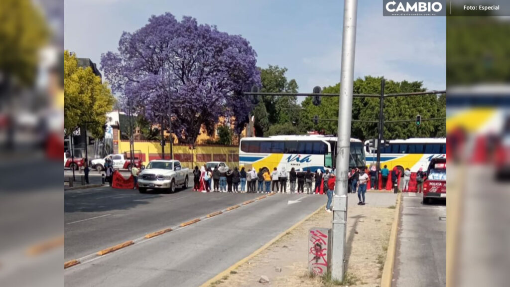 Normalistas de Teteles desquician Puebla: bloquean Bulevar 5 de Mayo