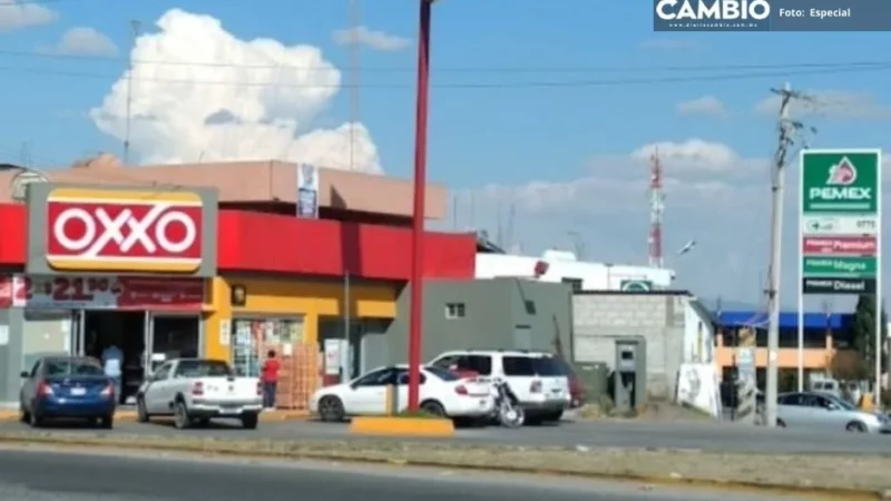 ¡Con lujo de violencia! Hombres armados asaltan Oxxo en Acatzingo