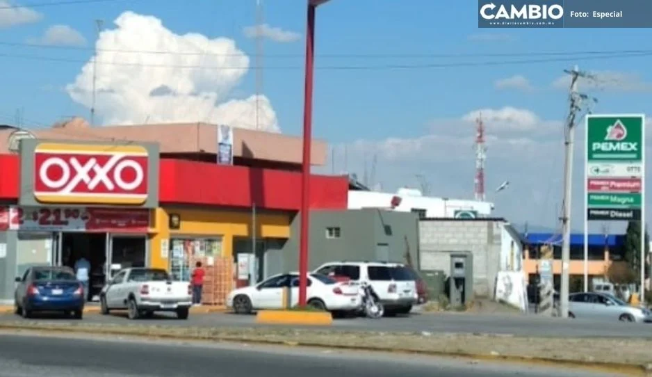 ¡Con lujo de violencia! Hombres armados asaltan Oxxo en Acatzingo
