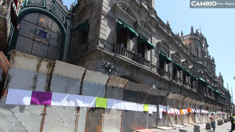 Blindan con vallas metálicas Palacio Municipal y fuente del Zócalo previo a marchas del 8M (VIDEO)
