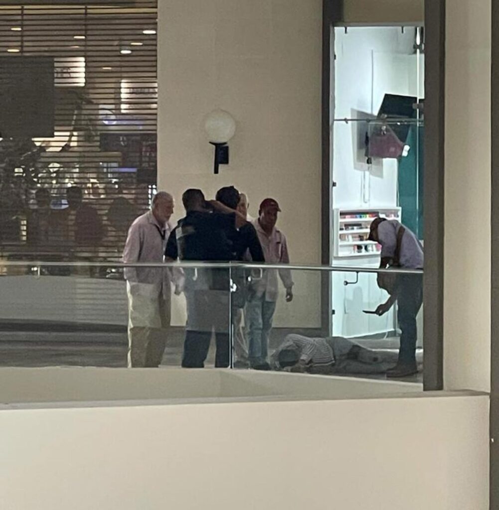 Escena tras asalto a joyería en Plaza Américas