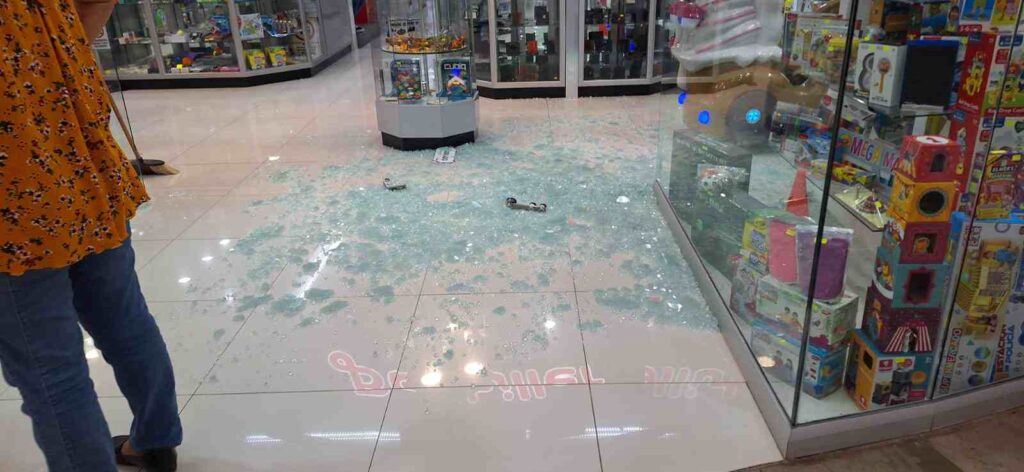 Escena tras asalto a joyería en Plaza Américas