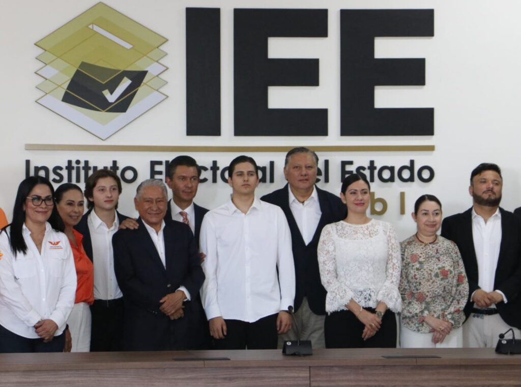 Fernando Morales acompañado de su familia en la recepción de su constancia como candidato de MC a la gubernatura de Puebla.
