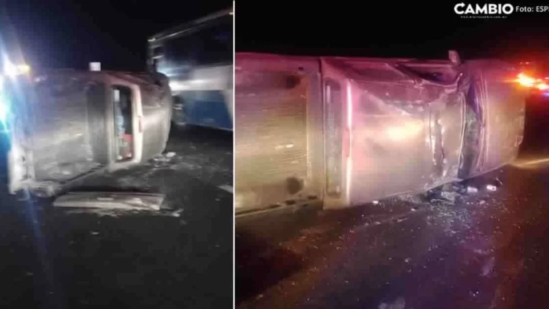 Conductor huye tras chocar y volcar camioneta en la Atlixco-Matamoros