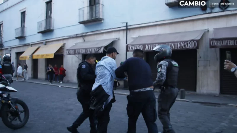 Confrontación entre colectivos y policías deja dos detenidos durante el 8M en Puebla (VIDEO)