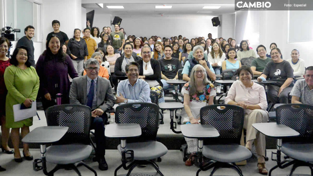 Da conferencia Julieta Fierro en el auditorio de Posgrado en Microbiología BUAP