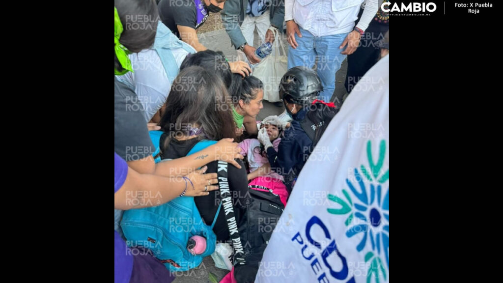 8M Puebla: Niñita resulta lesionada tras caerle valla durante confrontación de colectivos y policías