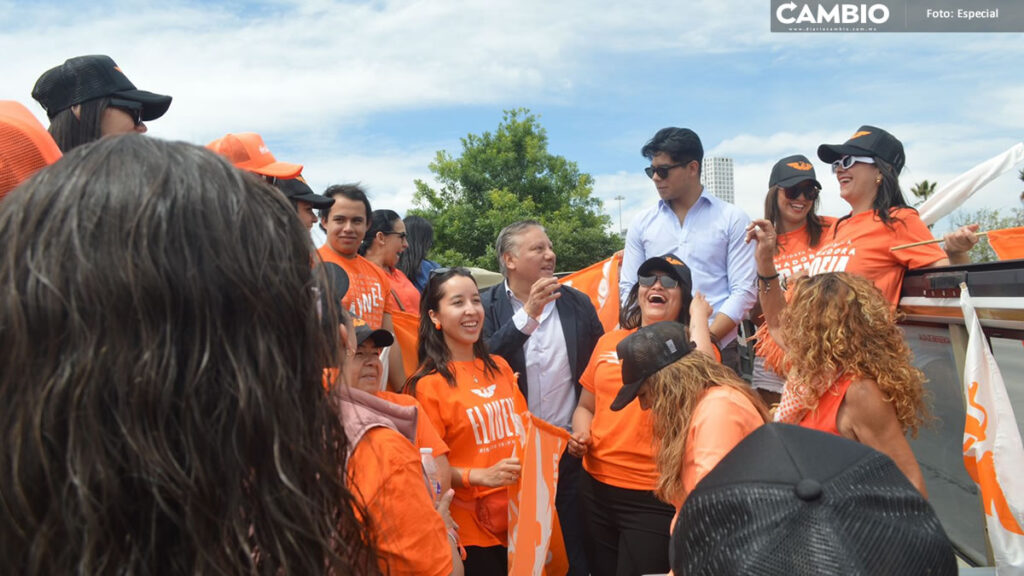 Sofía Pezzat y Fernando Morales, pintan a Puebla de naranja durante el 25 M