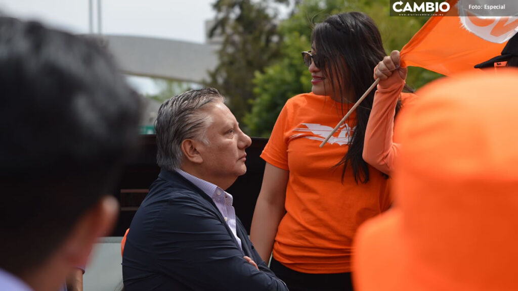 Sofía Pezzat y Fernando Morales, pintan a Puebla de naranja durante el 25 M