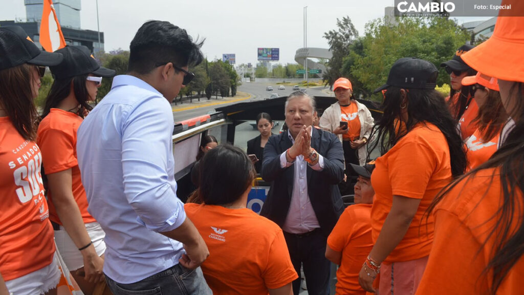 Sofía Pezzat y Fernando Morales, pintan a Puebla de naranja durante el 25 M