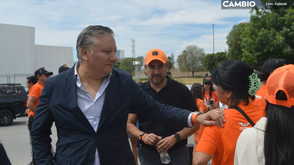 Sofía Pezzat y Fernando Morales, pintan a Puebla de naranja durante el 25 M