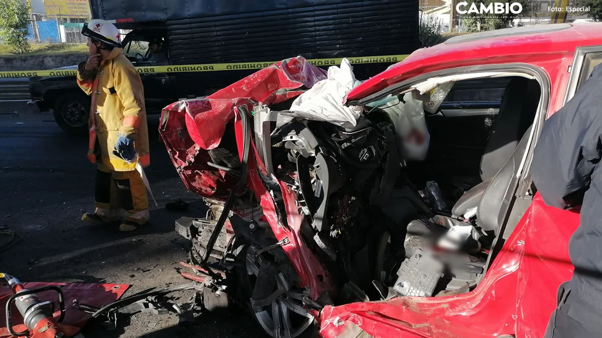 ¡Trágico accidente! Mueren prensados tras chocar en la México-Puebla