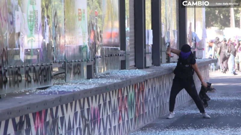 Encapuchadas vandalizan paraderos del RUTA sobre Bulevard 5 de Mayo (FOTOS Y VIDEO)