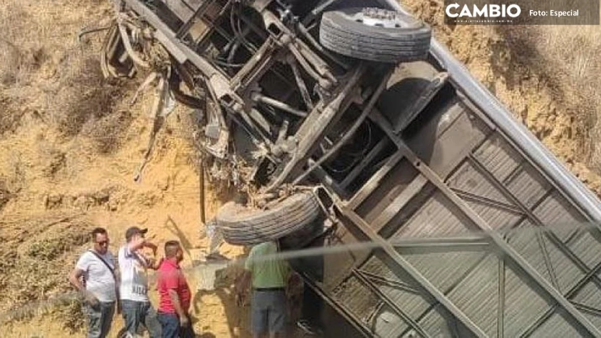 Autobús se vuelca y deja tres muertos y 15 heridos sobre la autopista México-Puebla