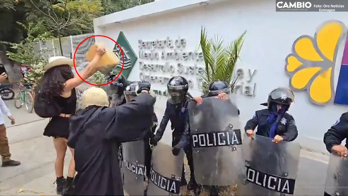 Activistas bañan con lixiviados a policías que resguardan secretaria del Medio Ambiente ¡Iúc!