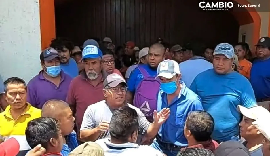 Se confrontan pobladores frente a la presidencia de Ajalpan por falta de obras (VIDEO)