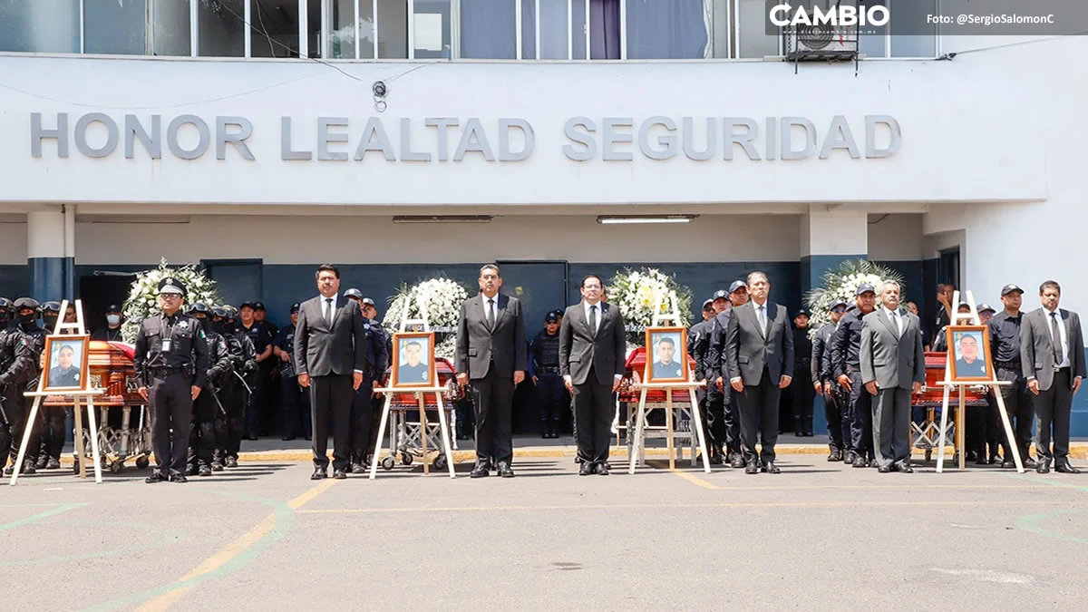 Encabeza Sergio Salomón homenaje a policías muertos en Chignahuapan