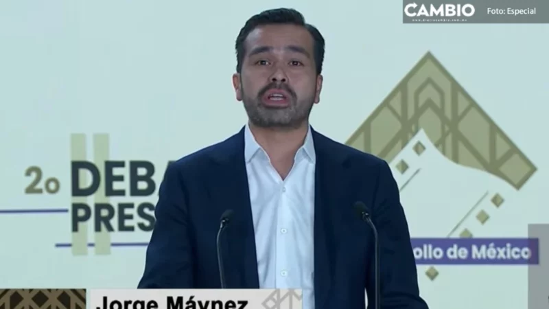 Máynez se presenta con señas durante el debate presidencial