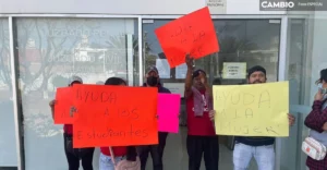 Manifestantes bloquean entrada de juzgados y del CIS en Atlixco
