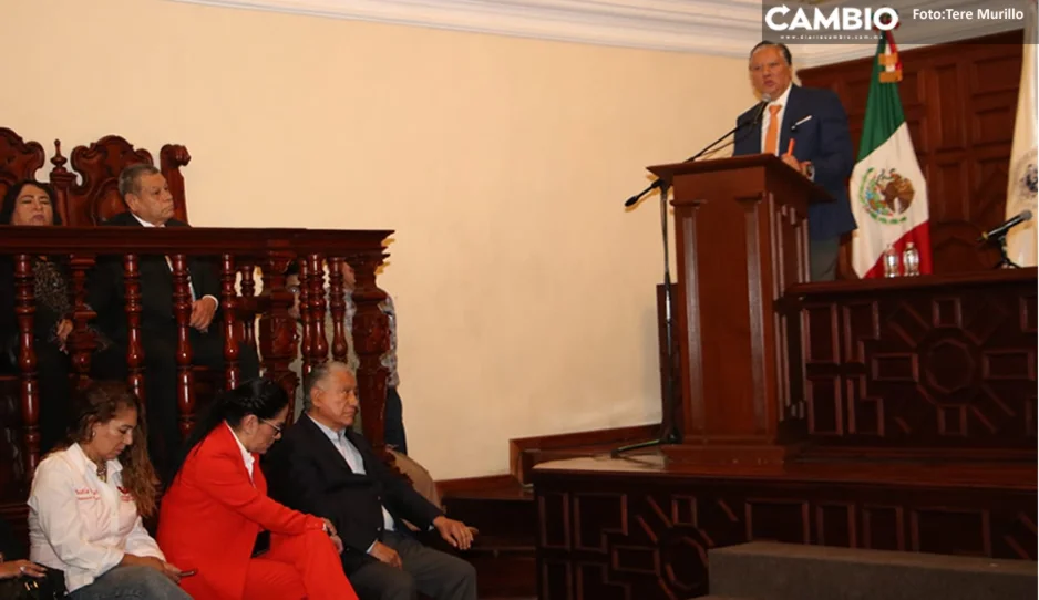 Fer Morales es acompañado por su padre el ex gobernador Melquiades en su presentación en la BUAP (VIDEO)