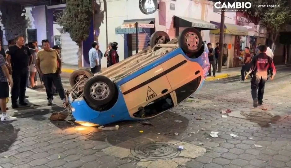 Terrible volcadura de taxi deja tres personas lesionadas de gravedad en Tehuacán