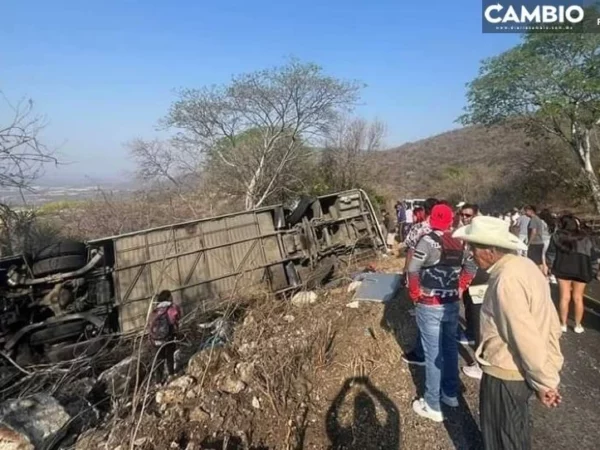 Volcadura de autobús deja tres muertos y 30 lesionados en El Aguacate-Huehuetlán (VIDEO)