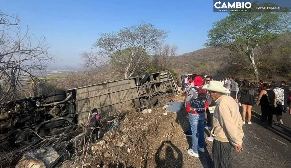 Volcadura de autobús deja tres muertos y 30 lesionados en El Aguacate-Huehuetlán (VIDEO)