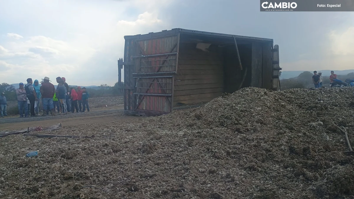 Volcadura deja a trailero lesionado en la Tlacotepec-Tepanco