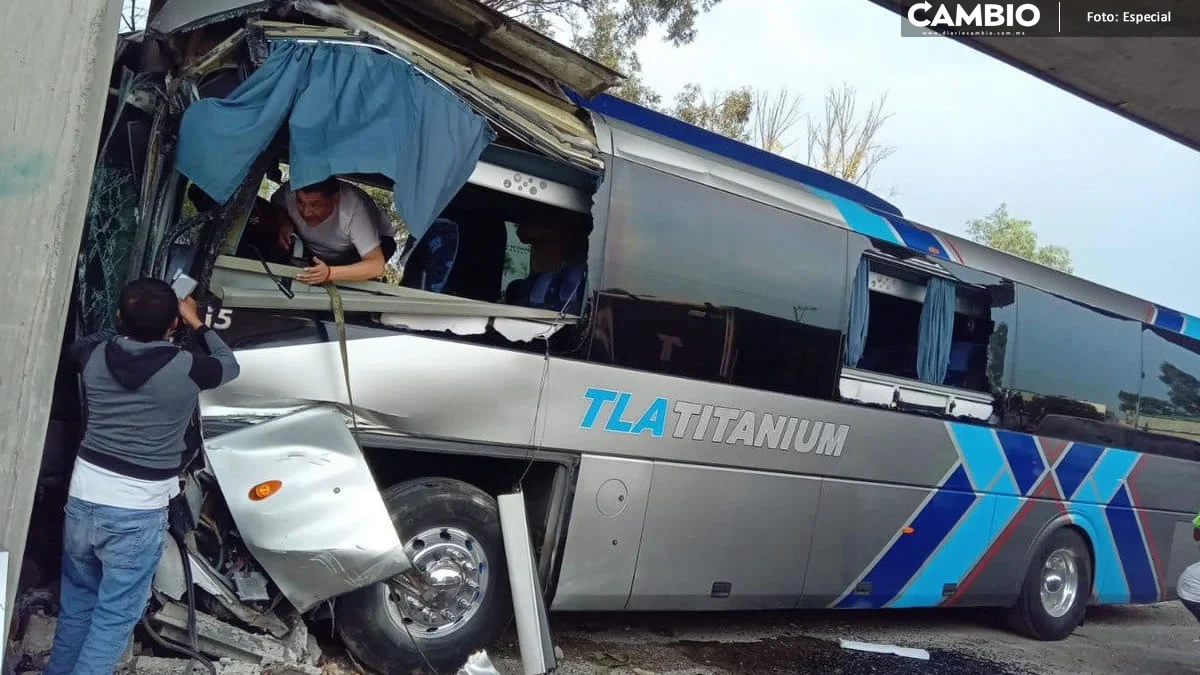 Seis lesionados y un prensado deja choque de autobús Línea Tla Titanium en la México-Puebla