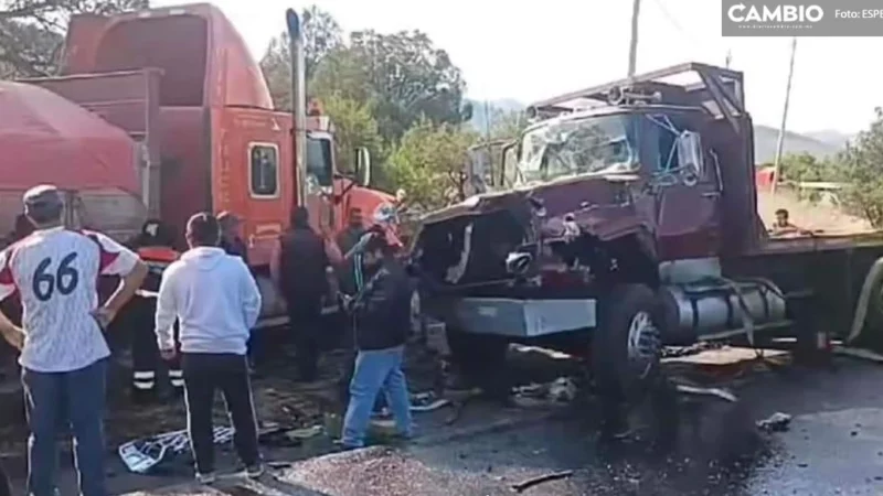 Fuerte choque entre tráiler vs camión en la Tlaxco-Chignahuapan