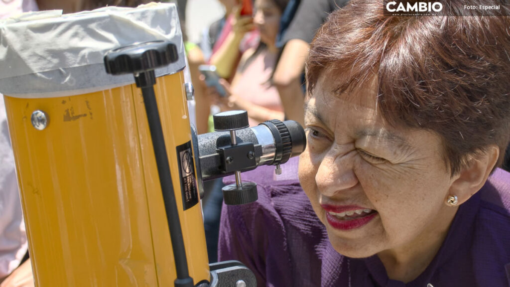 Universitarios BUAP observan eclipse solar con lentes especiales y telescopios