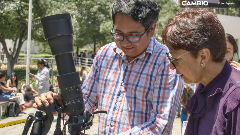 Universitarios BUAP observan eclipse solar con lentes especiales y telescopios