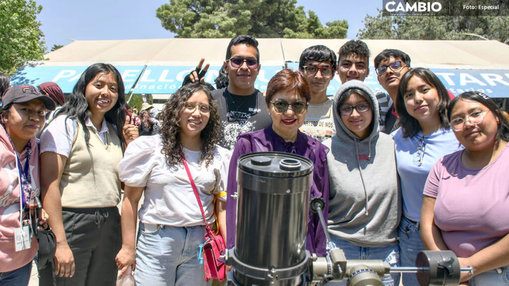 Universitarios BUAP observan eclipse solar con lentes especiales y telescopios