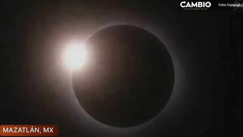 Eclipse solar oscurece el cielo en Mazatlán
