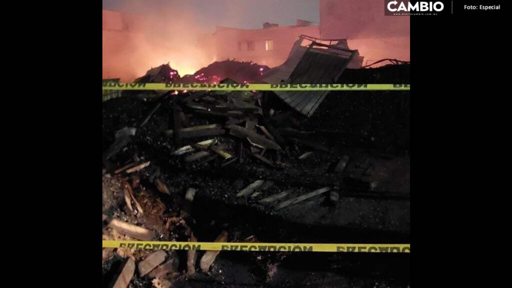 ¡Qué susto! Se reaviva incendio en maderería de San Lorenzo Almecatla
