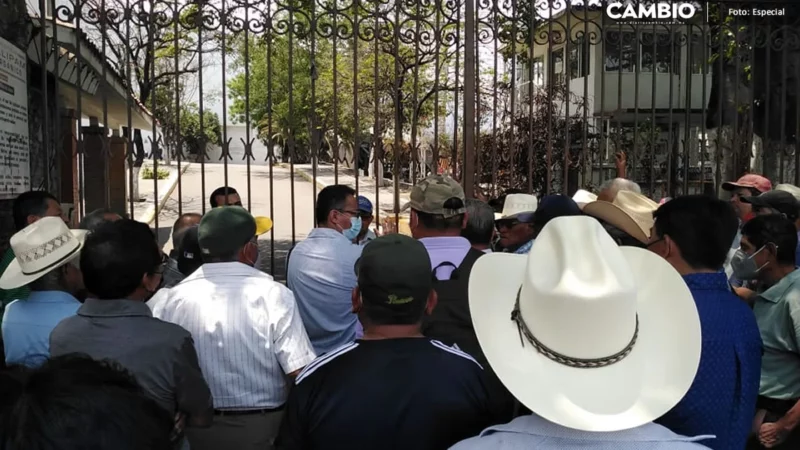 Obreros del Ingenio de Calipam amenazan con cierres carreteros tras falta de pago en Coxcatlán