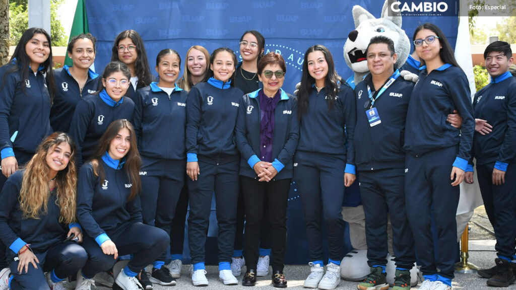 Entrega Lilia Cedillo uniformes a la delegación de deportistas BUAP