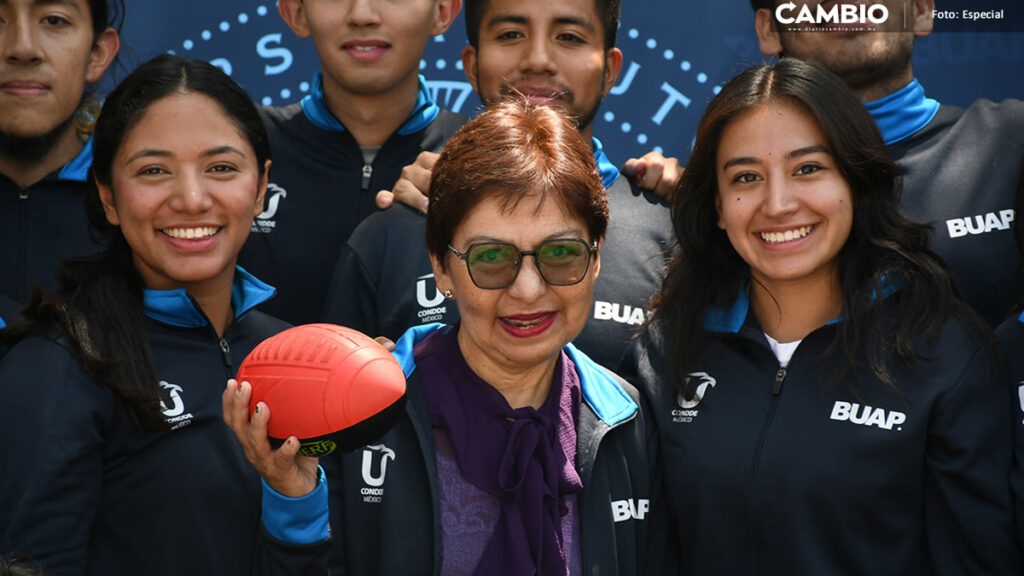 Entrega Lilia Cedillo uniformes a la delegación de deportistas BUAP